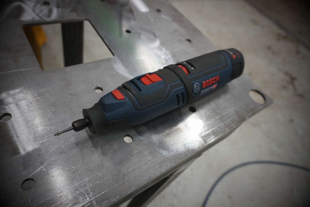 Bosch akkukäyttöinen suorahiomakone.